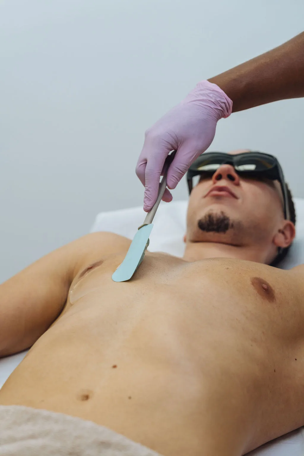 Voorbereiding van de rug laserbehandeling bij Gloow